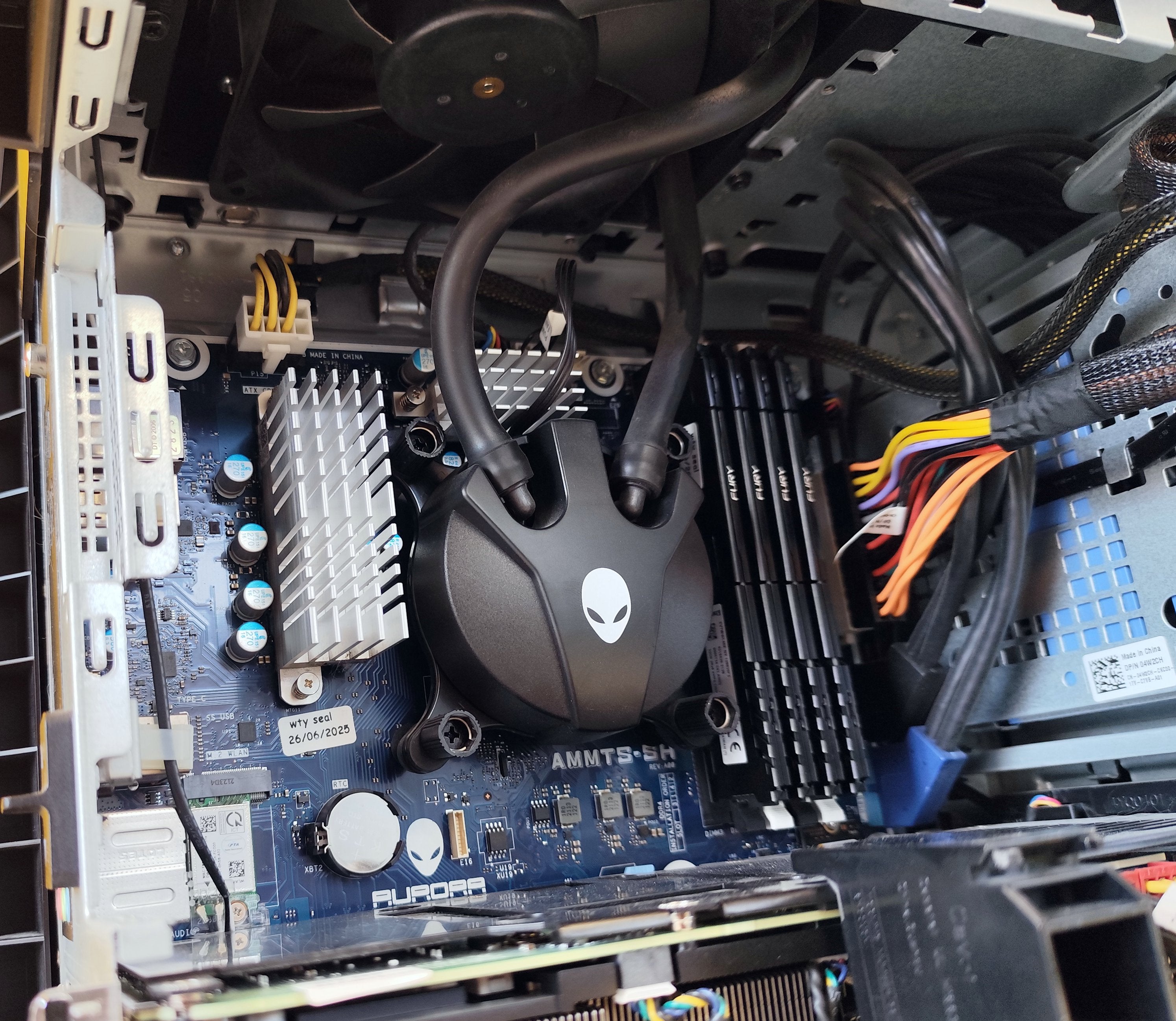 Interno del Dell Alienware Aurora R10 con sistema di raffreddamento a liquido e RAM 128GB, perfetto per gaming intensivo. Interno del Dell Alienware Aurora R10 con sistema di raffreddamento a liquido e RAM 128GB, perfetto per gaming intensivo.